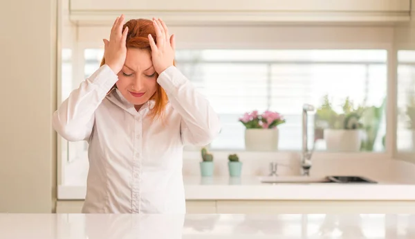 Mulher Ruiva Cozinha Sofrendo Dor Cabeça Desesperada Estressada Porque Dor — Fotografia de Stock