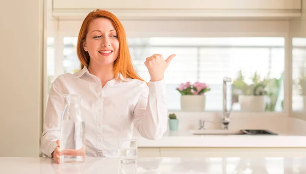 Жага Руда Жінка Склянка Води Вказують Рукою Пальцем Вгору Щасливим — стокове фото