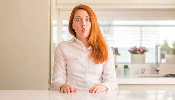 Roodharige Vrouw Keuken Maken Vis Gezicht Met Lippen Gek Komische — Stockfoto