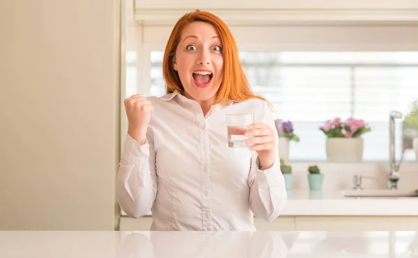 Durstige Rothaarige Frau Und Glas Wasser Schreien Stolz Und Feiern — Stockfoto