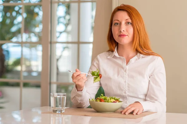 Rödhårig Kvinna Äta Färsk Grönsallad Hemma Med Självsäker Uttryck Smarta — Stockfoto