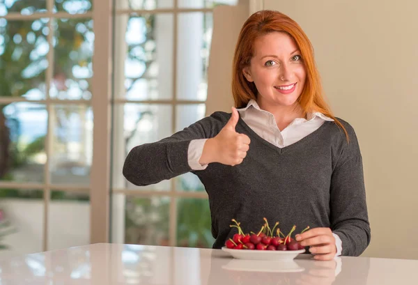 Mulher Ruiva Comendo Cerejas Casa Feliz Com Grande Sorriso Fazendo — Fotografia de Stock