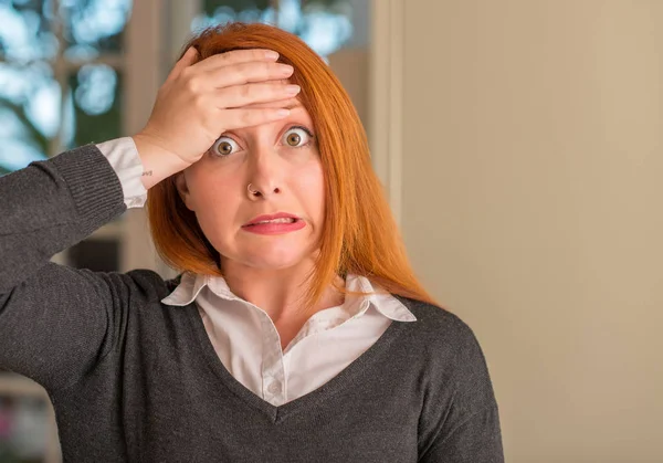 Kızıl Saçlı Kadın Evde Kafasına Utanç Sürpriz Yüz Öfkeli Sinirli — Stok fotoğraf