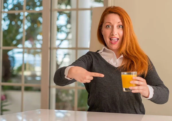 Руда Жінка Тримає Апельсиновий Сік Склянки Вдома Дуже Щаслива Вказуючи — стокове фото
