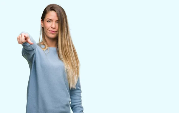 Bella Giovane Donna Che Indossa Maglione Jeans Puntando Con Dito — Foto Stock