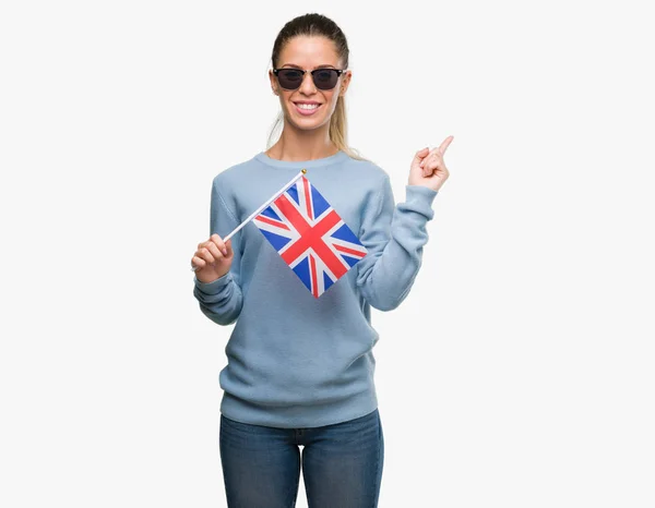 Gyönyörű Fiatal Tartja Brit Zászló Nagyon Boldog Mutat Kéz Ujjak — Stock Fotó