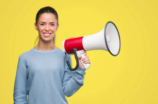 Mooie Jonge Vrouw Megafoon Met Een Blij Gezicht Permanent Lachend — Stockfoto