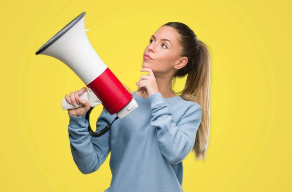 Mooie Jonge Vrouw Houden Megafoon Ernstige Gezicht Denken Vraag Zeer — Stockfoto