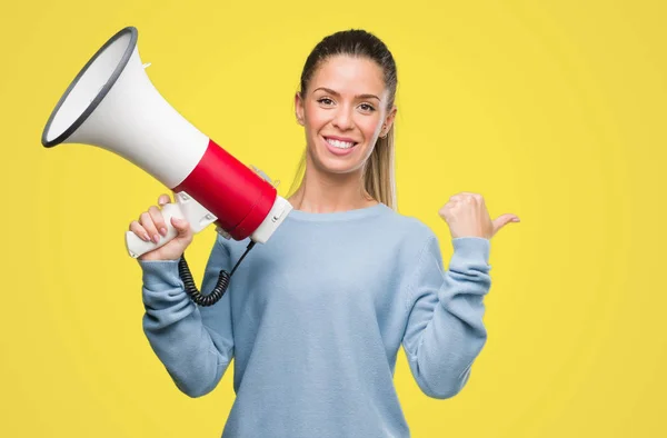 Mooie Jonge Vrouw Houden Omhoog Met Hand Vinger Met Blij — Stockfoto