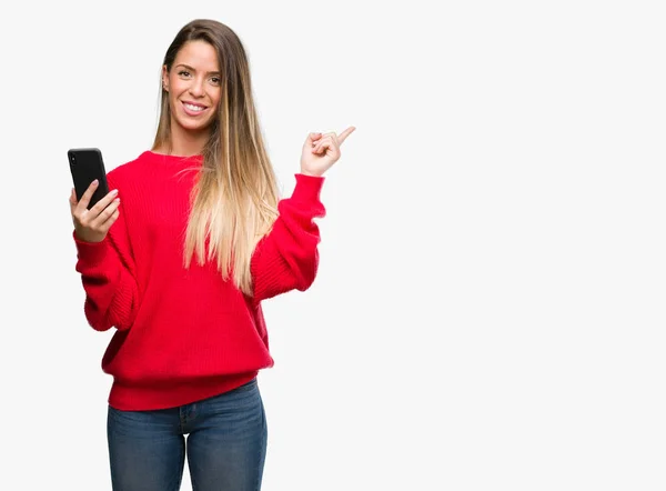 Hermosa Mujer Joven Usando Teléfono Inteligente Muy Feliz Señalando Con —  Fotos de Stock