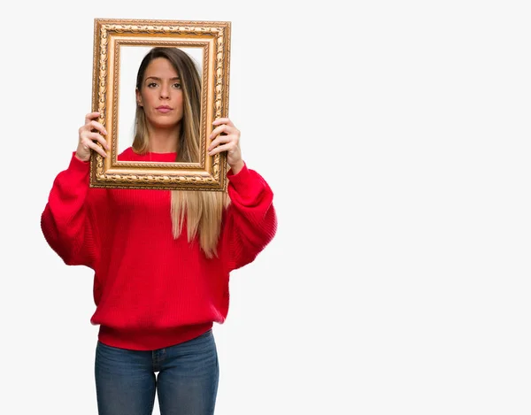 Bella Giovane Donna Con Una Cornice Vintage Con Espressione Sicura — Foto Stock