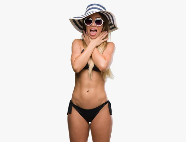 Hermosa Mujer Joven Con Bikini Gafas Sol Sombrero Gritando Sofocar — Foto de Stock