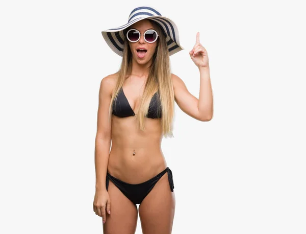 Hermosa Joven Con Bikini Gafas Sol Sombrero Apuntando Con Dedo — Foto de Stock