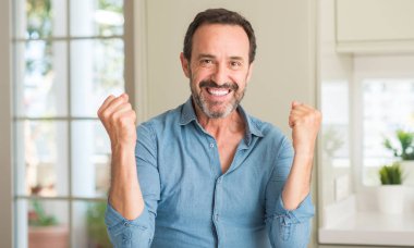Duygu tezahürat gurur çığlık ve zafer ve başarı çok heyecanlı, kutluyor yakışıklı orta yaş erkek