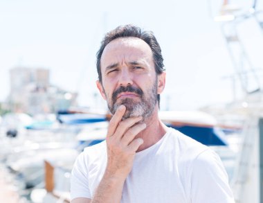 Yakışıklı orta yaş adam soru çok karışık fikir hakkında marina ciddi bir yüz düşüncesinde