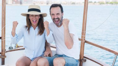 Gurur çığlık ve zafer ve başarı çok heyecanlı, duygu tezahürat kutluyor Yelkenli üzerinde seyahat orta yaş kaç