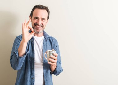 Komuta sizde parmak, mükemmel sembolü ile ok işareti yapıyor bir kupa kahve içme