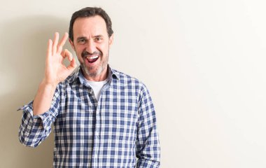 Komuta sizde parmak, mükemmel sembolü ile ok işareti yapıyor