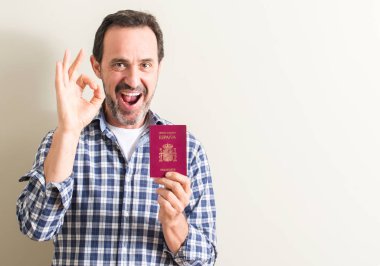 Komuta sizde İspanyol pasaportu parmak, mükemmel sembolü ile ok işareti yapıyor holding