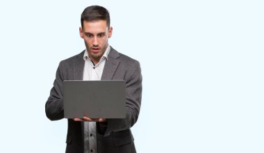 Yakışıklı genç adam bilgisayar dizüstü şokta korktuğunu bir sürpriz yüz, korkuyor ve heyecanlı korku ifadesi ile kullanma