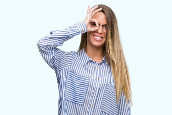 Mulher Bonita Vestindo Camisa Elegante Óculos Fazendo Gesto Com Mão — Fotografia de Stock