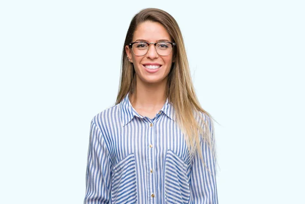 Vacker Ung Kvinna Bär Elegant Skjorta Och Glasögon Med Glad — Stockfoto