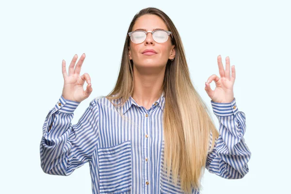 Mooie Jonge Vrouw Dragen Elegant Shirt Glazen Ontspannen Lachend Met — Stockfoto