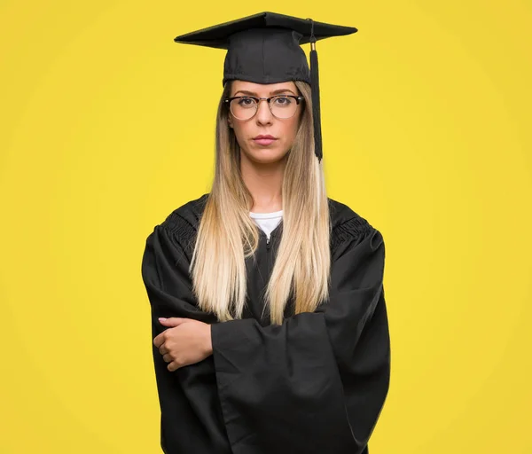 Όμορφη Νεαρή Γυναίκα Που Φοράει Γυαλιά Και Αποφοίτηση Ρόμπα Μια — Φωτογραφία Αρχείου