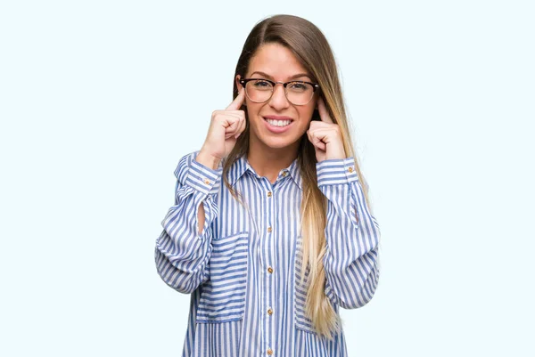 Belle Jeune Femme Portant Une Chemise Élégante Des Lunettes Couvrant — Photo