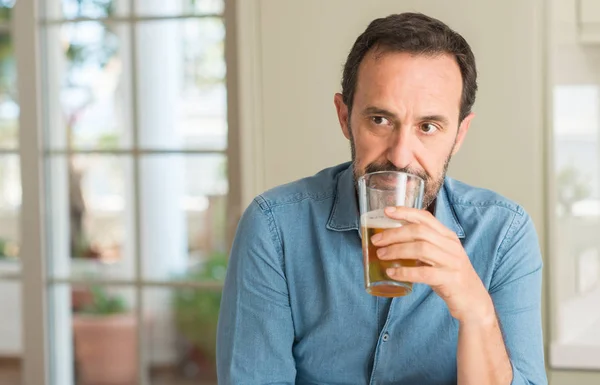 Mann Mittleren Alters Trinkt Bier Mit Selbstbewusstem Gesichtsausdruck Und Denkt — Stockfoto