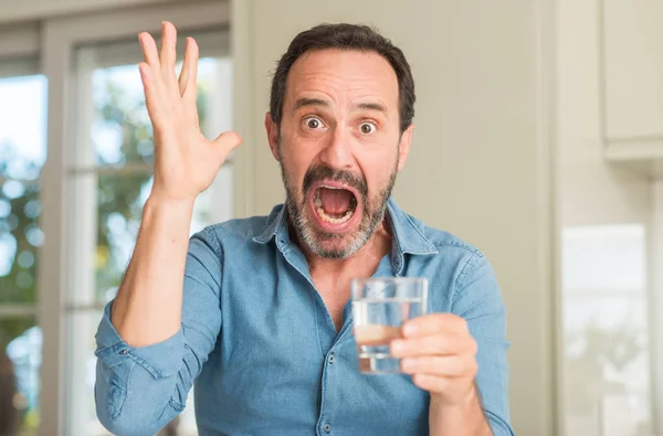 Man Van Middelbare Leeftijd Drinken Van Een Glas Water Erg — Stockfoto