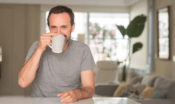 Homem Meia Idade Bebendo Café Uma Xícara Com Rosto Feliz — Fotografia de Stock