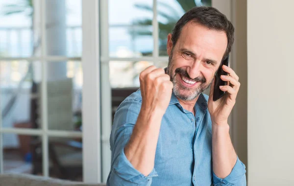 Uomo Mezza Età Utilizzando Smartphone Urlando Orgoglioso Celebrando Vittoria Successo — Foto Stock