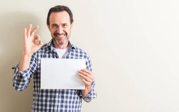 Hombre Mayor Sosteniendo Hoja Papel Blanco Haciendo Signo Con Los —  Fotos de Stock