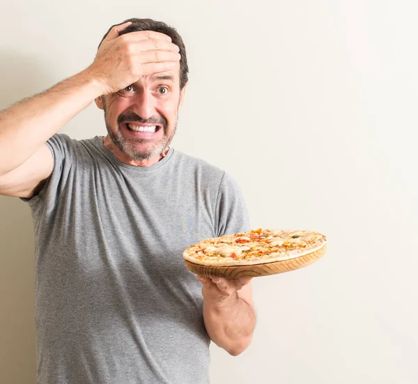 Homme Âgé Tenant Une Pizza Stressé Avec Main Sur Tête — Photo