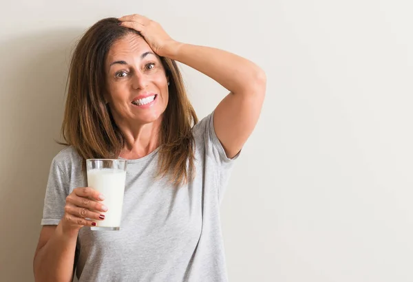 Mellersta Ålder Kvinna Dricka Ett Glas Färsk Mjölk Stressad Med — Stockfoto