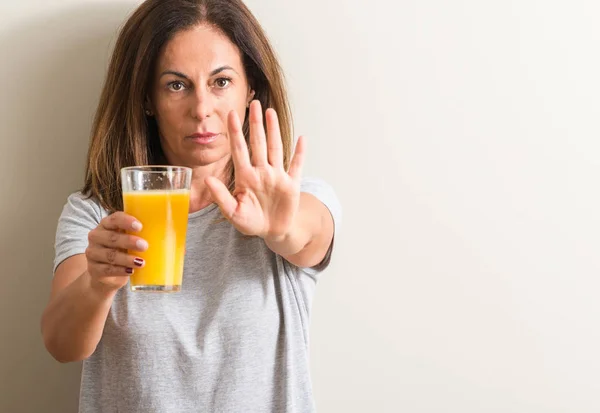 Medelålders Kvinna Dricker Apelsinjuice Ett Glas Med Öppna Hand Gör — Stockfoto