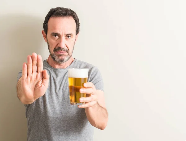 Hombre Mayor Bebiendo Cerveza Con Mano Abierta Haciendo Stop Sign — Foto de Stock