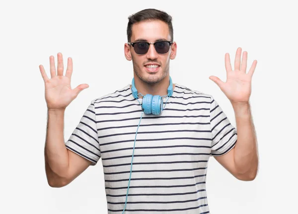 Hombre Joven Guapo Con Auriculares Mostrando Señalando Hacia Arriba Con —  Fotos de Stock