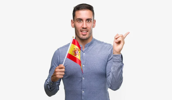 Schöner Junger Mann Mit Einer Spanischen Fahne Der Sehr Glücklich — Stockfoto