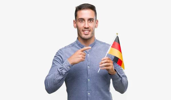 Красивый Молодой Человек Флагом Германии Доволен Указывая Рукой Пальцем — стоковое фото