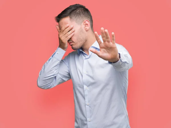 Bello Giovane Uomo Affari Che Copre Gli Occhi Con Mani — Foto Stock