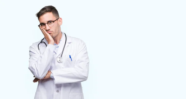 ハンサムな若い医者男性思考探して疲れや交差腕を持つうつ病問題と退屈 — ストック写真