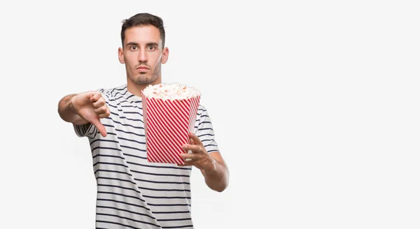 Schöner Junger Mann Isst Popcorn Mit Wütendem Gesicht Negatives Zeichen — Stockfoto