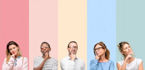 Смешанная группа людей, женщин и мужчин думает и смотрит вверх выражая сомнения и удивление
