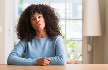 Afrikalı-Amerikalı kadın ev yapma balık yüz dudaklı, çılgın ve komik bir jest. Komik ifade.