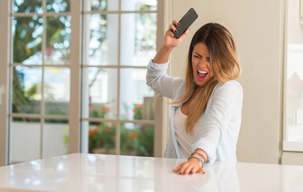 Frustrerad Kvinna Med Smartphone Skrika Dålig Känsla Hemma — Stockfoto