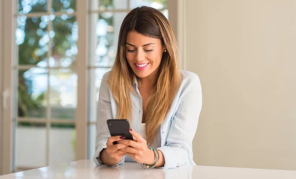 Jovem Mulher Sorrindo Feliz Usando Smartphone Segurando Telefone Celular Olhando — Fotografia de Stock