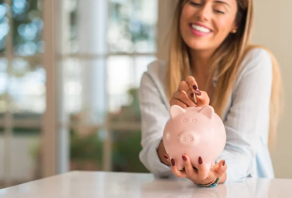 Piękna Młoda Kobieta Uśmiechając Się Trzymając Monet Inwestowanie Piggy Bank — Zdjęcie stockowe