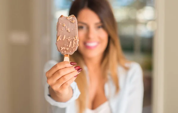 美しい若い女性が微笑んで示すアイス クリームを家庭で ライフ スタイルのコンセプト — ストック写真